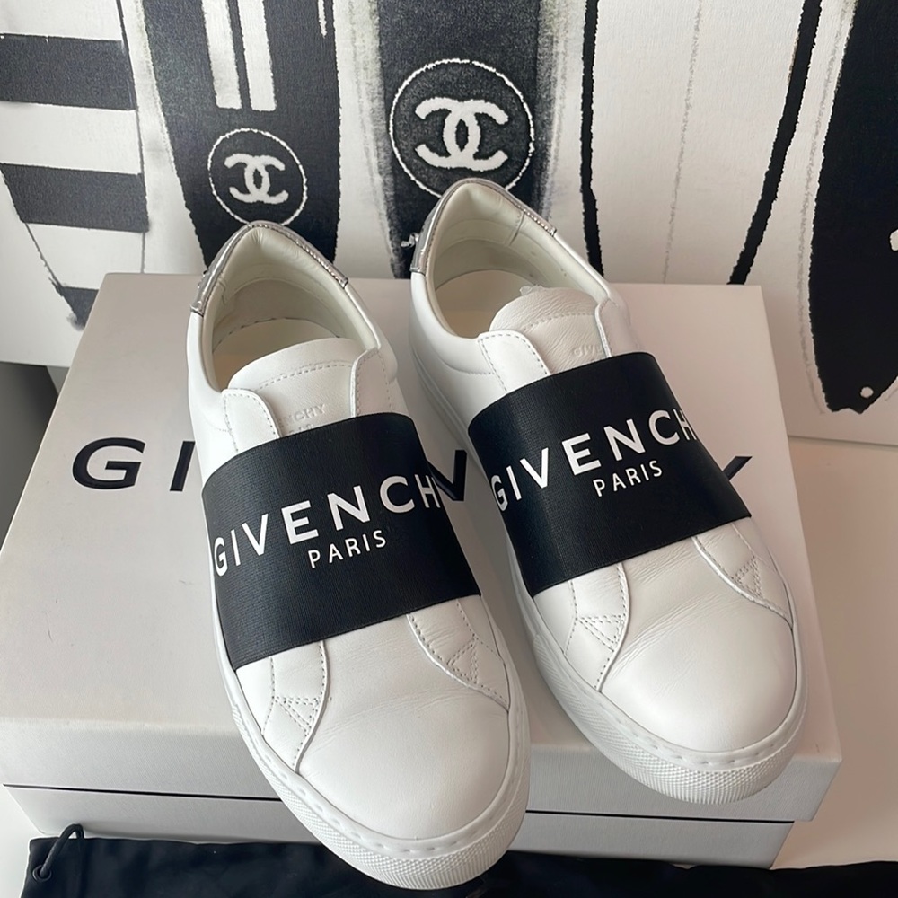 ❌SOLD❌ GIVENCHY Urban Street Logo Sneaker size 37.5